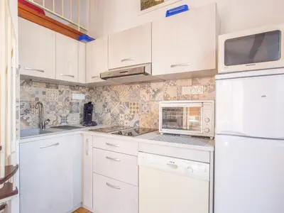 Cuisine ou kitchenette dans l'établissement Maison T2 Mezzanine à 350m des Plages avec Terrasse et Parking à Biscarrosse - FR-1-521-182