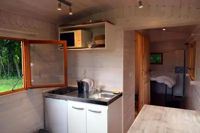 Cuisine ou kitchenette dans l'établissement Roulotte paisible au milieu de la nature