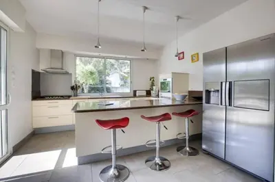 Cuisine ou kitchenette dans l'établissement Villa Alaska - climatisée 10 personnes avec piscine chauffée