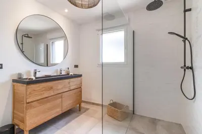 Salle de bains dans l'établissement Maison Gemme a Landes