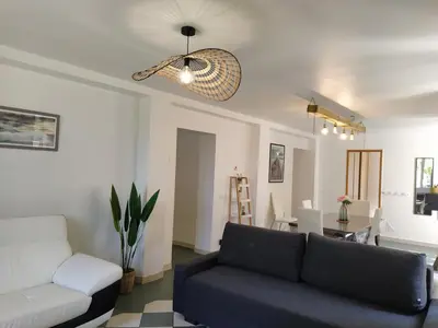 Coin salon dans l'établissement Maison Christy, spacieux, calme avec jardin