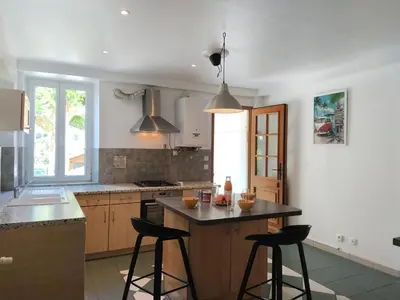 Cuisine ou kitchenette dans l'établissement Maison Christy, spacieux, calme avec jardin