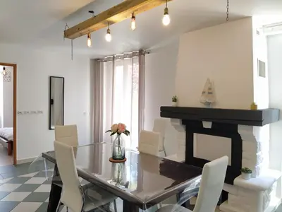 Coin salon dans l'établissement Maison Christy, spacieux, calme avec jardin