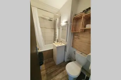 Salle de bains dans l'établissement Charmant studio Plage du Penon