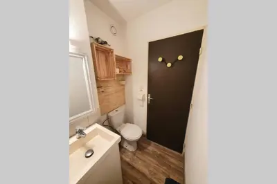 Salle de bains dans l'établissement Charmant studio Plage du Penon