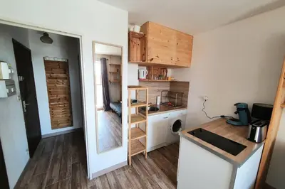 Cuisine ou kitchenette dans l'établissement Charmant studio Plage du Penon