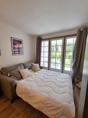 Un ou plusieurs lits dans un hébergement de l'établissement Appartement du Golf Les Bastides piscine et océan