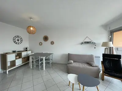 Cuisine ou kitchenette dans l'établissement Appartement T2 à 60m de la plage avec balcon et parking privé à Capbreton - FR-1-413-178