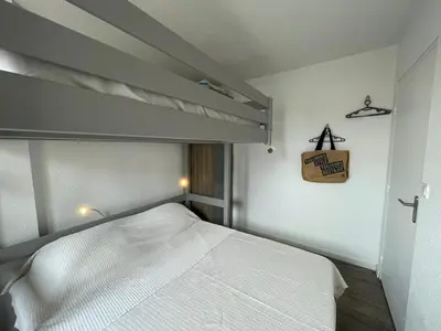 Un ou plusieurs lits dans un hébergement de l'établissement Appartement T2 à 60m de la plage avec balcon et parking privé à Capbreton - FR-1-413-178
