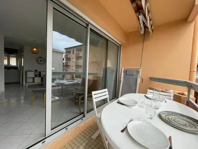 Balcon ou terrasse dans l'établissement Appartement T2 à 60m de la plage avec balcon et parking privé à Capbreton - FR-1-413-178