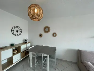 Coin salon dans l'établissement Appartement T2 à 60m de la plage avec balcon et parking privé à Capbreton - FR-1-413-178