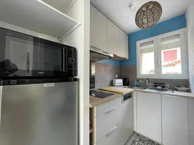 Cuisine ou kitchenette dans l'établissement Appartement T2 à 60m de la plage avec balcon et parking privé à Capbreton - FR-1-413-178