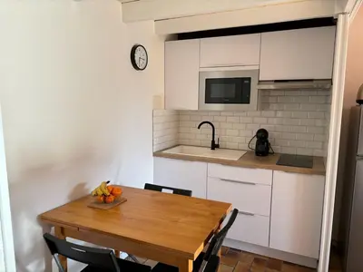 Cuisine ou kitchenette dans l'établissement Maison 2 chambres à Biscarrosse Plage, à deux pas de la mer, avec terrasse, parking et ménage inclus - FR-1-319-438