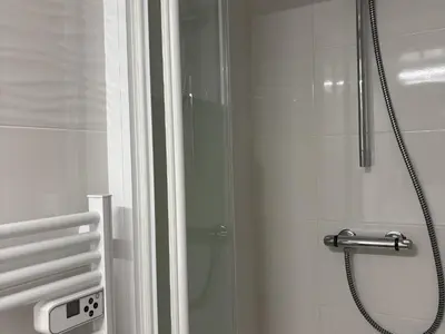 Salle de bains dans l'établissement Maison 2 chambres à Biscarrosse Plage, à deux pas de la mer, avec terrasse, parking et ménage inclus - FR-1-319-438