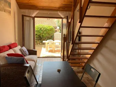 Coin salon dans l'établissement Maison 2 chambres à Biscarrosse Plage, à deux pas de la mer, avec terrasse, parking et ménage inclus - FR-1-319-438