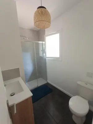 Salle de bains dans l'établissement Maison dans le centre de messanges