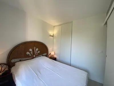 Un ou plusieurs lits dans un hébergement de l'établissement Appartement T2 avec véranda, sur le port de Capbreton, proche commodités, pouvant accueillir 4 pers. - FR-1-413-177