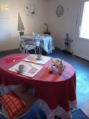 Coin salon dans l'établissement les chambres du pont des chèvres