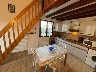 Cuisine ou kitchenette dans l'établissement Maison cosy 5 pers proche plage avec jardin, animaux admis - FR-1-413-120