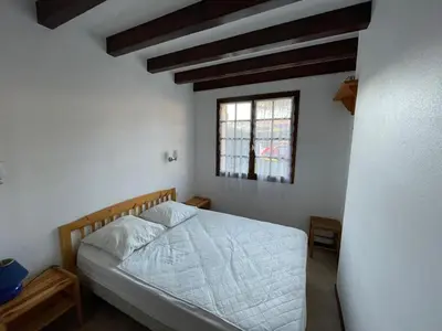 Un ou plusieurs lits dans un hébergement de l'établissement Maison cosy 5 pers proche plage avec jardin, animaux admis - FR-1-413-120