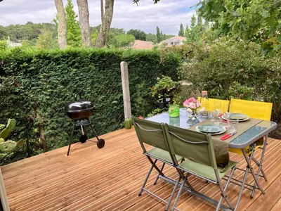 Jardin de l'établissement Charmant chalet avec une grande terrasse au Pyla