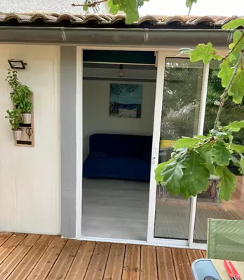 Jardin de l'établissement Charmant chalet avec une grande terrasse au Pyla