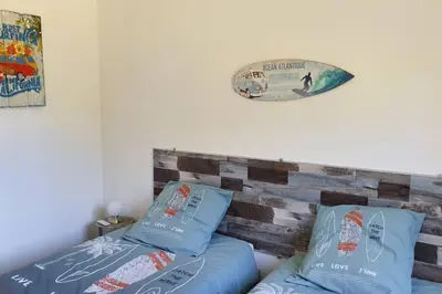 Un ou plusieurs lits dans un hébergement de l'établissement Jolie Villa récente, au calme, proche forêt Biscarrosse, réservation du samedi au samedi
