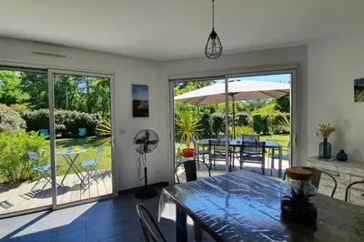 Balcon ou terrasse dans l'établissement Jolie Villa récente, au calme, proche forêt Biscarrosse, réservation du samedi au samedi