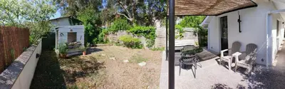 Jardin de l'établissement L'annexe des Cigales, à l'ombre des chênes lièges