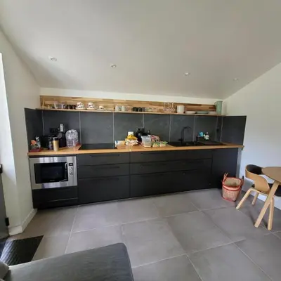 Cuisine ou kitchenette dans l'établissement L'annexe des Cigales, à l'ombre des chênes lièges