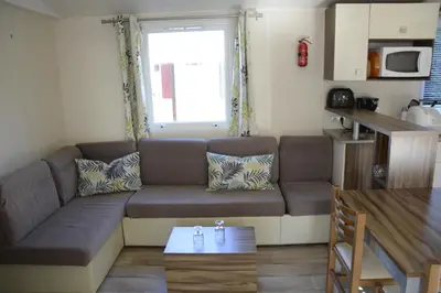 Cuisine ou kitchenette dans l'établissement MOBILHOME 6/8 Personnes 3Ch LA RESERVE ****