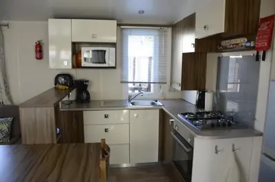 Cuisine ou kitchenette dans l'établissement MOBILHOME 6/8 Personnes 3Ch LA RESERVE ****