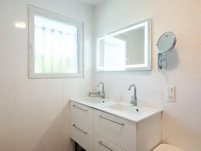 Salle de bains dans l'établissement Holiday Home Vaccine-1 by Interhome
