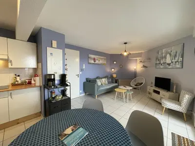 Cuisine ou kitchenette dans l'établissement Appartement T3 à 50m de l'océan pour 4 personnes - FR-1-379-135