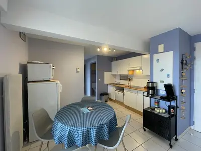 Cuisine ou kitchenette dans l'établissement Appartement T3 à 50m de l'océan pour 4 personnes - FR-1-379-135