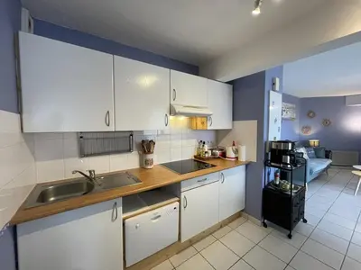 Cuisine ou kitchenette dans l'établissement Appartement T3 à 50m de l'océan pour 4 personnes - FR-1-379-135