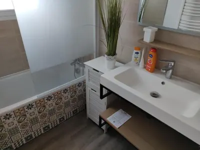 Salle de bains dans l'établissement Landaise le lagunak avec piscine chauffée à 900 M de la plage