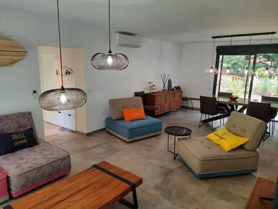 Coin salon dans l'établissement Villa élégante, jardin bucolique, proche golf & plages, 4 étoiles - FR-1-239-698