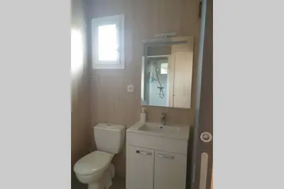 Salle de bains dans l'établissement Lou cabanot