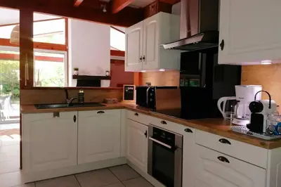Cuisine ou kitchenette dans l'établissement Maison sur le Bassin d'Arcachon