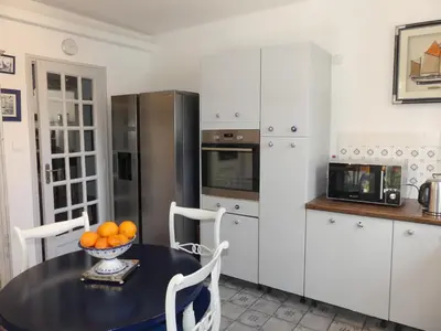 Cuisine ou kitchenette dans l'établissement Toki Eder chez Marisol, piscine chauffée, décoration soignée et océan à 15 minutes entre Bayonne et Hossegor