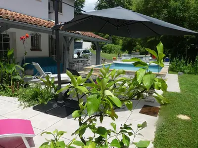 Piscine de l'établissement Toki Eder chez Marisol, piscine chauffée, décoration soignée et océan à 15 minutes entre Bayonne et Hossegor ou située à proximité