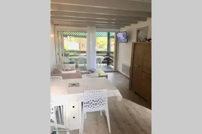 Cuisine ou kitchenette dans l'établissement Appartement tout confort proche plage