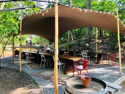 Restaurant ou autre lieu de restauration dans l'établissement Le Domaine de la Montagnette