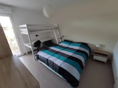 Un ou plusieurs lits dans un hébergement de l'établissement Appartement Moderne Centre-Ville Biscarrosse - Plage à Proximité - 4 Pers - WiFi et Parking Inclus - FR-1-319-443