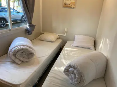 Un ou plusieurs lits dans un hébergement de l'établissement Mobile Home Zen pour 4 à 6 pers camping 4* Saint Paul Les Dax