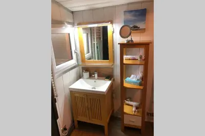 Salle de bains dans l'établissement La cabane de Carol au coeur du bassin d'Arcachon