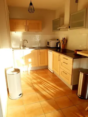 Cuisine ou kitchenette dans l'établissement T3 duplex lumineux en centre-ville (plage à 10mn)