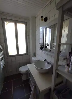Salle de bains dans l'établissement Maison Landaise chaleureuse