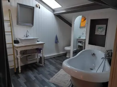Salle de bains dans l'établissement Maison Landaise chaleureuse